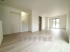 大きな窓のあるリビングは、陽光あふれる明るい空間です。居心地良く、ご家族皆がゆったり寛げる憩いの空間となりそうです。