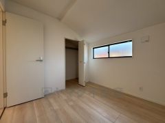 暖かい日差しが差し込む洋室。たっぷり収納できるクローゼット付きでお部屋の中をすっきりと快適に保てます。