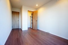 ご夫婦お二人のプライベートシーンを演出する寝室は、大容量のウォークインクローゼット付き。