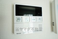 キッチン横からお湯張り、追い炊き、足し湯がボタン一つで楽々操作できる給湯機リモコンです。忙しい夕飯準備の時間帯に重宝しますね。