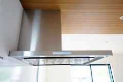 お手入れが簡単なスリム型レンジフードです。調理により発生する油煙や臭いを吸い込み、屋外へ排気してくれます。