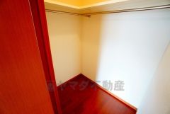 収納力豊富なウォークインクローゼット。洋服や小物などを1箇所にまとめて美しい収納を実現します。スーツケースのような大型の荷物も置けます＾＾