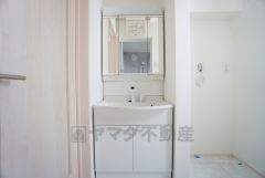 三面鏡つき洗面台。鏡裏にたっぷりとした収納スペースがあります。鏡を閉めてしまえば小物は見えないため、スッキリとした印象の洗面台にできます。