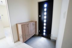 たっぷり収納できるシューズボックスです。家族全員の靴がきれいに整頓できます。棚の上にお花や写真を飾っても良いですね。