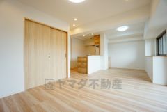 リビングは広々とした設計で、家族が集い、寛ぐ暮らしの空間を演出しています。