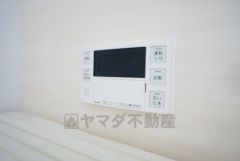 湯量・湯温の設定、そして保温までワンタッチのフルオートバス。便利な追い炊き機能付きです。