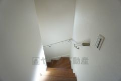 同仕様写真。小さなお子様やご高齢の方でも安心できる、手すり付き階段。段差も低めで設定されており、安全性にも優れています。