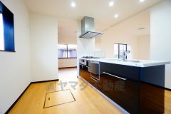 リビングにいるお子様を見守りながらお料理ができる対面キッチン。カウンタートップの汚れもサッと拭き取ることができ、お掃除ラクラク＾＾