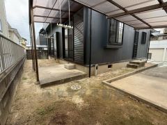 お子様と公園に行けない日も、のびのびお庭で遊べるのがうれしいですね。ガーデニングやお子様のプールなど大活躍です＾＾