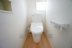 温水洗浄機付トイレです。節水機能もあるので、安心して使えますね。もちろん、1階2階の2ヶ所にトイレがあるので、忙しい朝にもゆとりができますね。