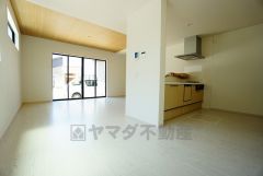 大きな窓のあるリビングは、陽光あふれる明るい空間です。居心地良く、ご家族皆がゆったり寛げる憩いの空間となりそうです。