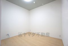 天井のアクセントクロスが洋室の雰囲気を上品に仕上げています。いつもと違う雰囲気のお部屋をお楽しみください。