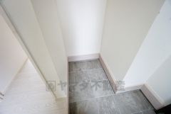 お子様用の遊び道具やアウトドア用品、ゴルフバッグなどの大型の荷物まできっちり収納できる広さのシューズクロークです。