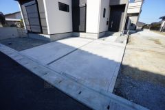 駐車スペースはゆとりある2台分を確保。マイカー用に、お客さま用に、余裕を持ってご利用いただけます。