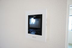 防犯はもちろん、セールスマン対策にもなるモニター付きインターホンです。お子さん1人での留守番時にも活躍しそうです。