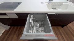 食事の後の手間を解消する食器洗い乾燥機付。冬場の洗い物で手荒れの悩みもなくなります。手洗いよりも節約できて便利。