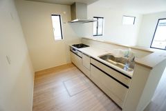 対面式キッチンなのでリビングにいるご家族とコミュニケーションを取りながら洗い物や、お料理が楽しめそうですね＾＾
