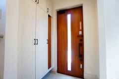 たっぷり収納できるシューズボックスです。家族全員の靴がきれいに整頓できます。棚の上にお花や写真を飾っても良いですね。