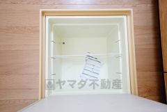 キッチンにある床下収納は、居住スペースを減らさずに買い置きの調味料や非常食などを保管することができます。