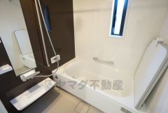 同仕様写真。1日の疲れを癒すくつろぎのバスルーム。足を伸ばしてもゆったりと入れるサイズです。お子様と一緒にお風呂に入っても狭くないですね^^