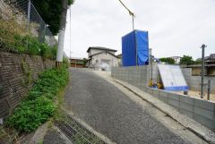 現地（2025年6月6日）撮影。大型車の通行が少なく、騒音や振動が少ないので静かで快適な生活を送れます。
