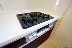 3種類の料理が同時に調理できる、3口ガスコンロ。忙しい夕食の支度時間が短縮できて効率よくお料理が楽しめます。