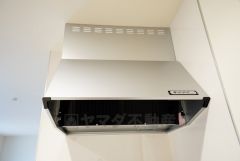 お手入れが簡単なスリム型レンジフードです。調理により発生する油煙や臭いを吸い込み、屋外へ排気してくれます。