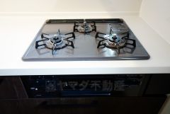 同時にたくさんの料理が調理できる3口コンロ。長時間熱を通しておきたい煮込み料理を作りながら、炒め物など同時進行で進められます。