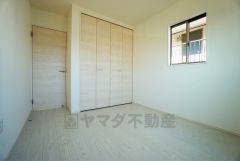 同仕様写真。住む人のこだわりを活かす洋室。日当たりがよく、寝室としての利用もおすすめ。広めのクローゼットには荷物をすっきり片付けられ、ゆとりのある暮らしが出来ます＾＾