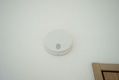 火災発生をいち早く知らせてくれる火災報知器は標準装備です。