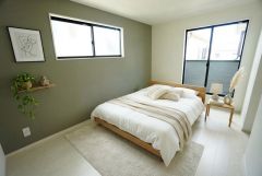 家具はイメージです。寛ぎの時間を紡ぎだす主寝室は、大型ベッドを置いても余裕の広さを確保しています。