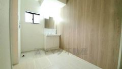 三面鏡つき洗面台。鏡裏にたっぷりとした収納スペースがあります。鏡を閉めてしまえば小物は見えないため、スッキリとした印象の洗面台にできます。