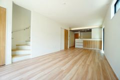 対面式キッチンとつながるリビング、家族の会話弾むLDKの中心。家事動線も快適、住まいの中核で暮らしがもっと便利に。