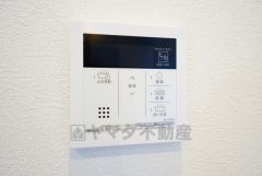 キッチン横からボタンひとつで操作が楽々。