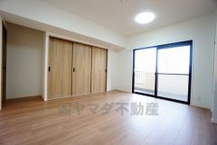 大きな窓のあるリビングは、陽光あふれる明るい空間です。居心地良く、ご家族皆がゆったり寛げる憩いの空間となりそうです。