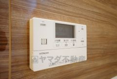 同仕様写真。湯量・湯温の設定、そして保温までワンタッチのフルオートバス。便利な追い炊き機能付きです。