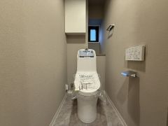 湯量・湯温の設定、そして保温までワンタッチのフルオートバス。便利な追い炊きウォシュレット、暖房便座、節電・節水機能など、使い勝手のよい高機能トイレです。 上部には収納棚が付いています＾＾