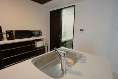 大きめのお鍋も洗える使い勝手の良いステンレスシンク。熱やサビに強いので、お掃除らくらく。スポンジポケット付き。