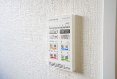 雨の日の洗濯も安心できる浴室暖房乾燥機付き浴室。リモコンで操作もボタン1つで簡単。