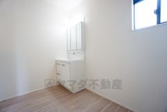 三面鏡つき洗面台。鏡裏にたっぷりとした収納スペースがあります。鏡を閉めてしまえば小物は見えないため、スッキリとした印象の洗面台にできます。