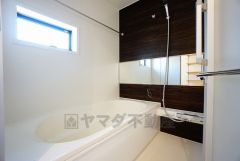 1日の疲れを癒すくつろぎのバスルーム。足を伸ばしてもゆったりと入れるサイズです。お子様と一緒にお風呂に入っても狭くないですね^^