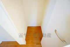 物が散らかりやすいリビングに収納スペースを確保。書類や雑貨をひとまとめにできまるため、お部屋をすっきりさせることが出来ます。