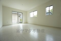 同仕様写真。広々とした設計で、家族が集いやすく、くつろぎやすいリビングです。