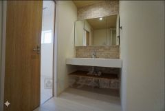 同仕様写真。三面鏡裏収納付き洗面化粧台です＾＾ 歯磨きセットやスキンケア用品などの収納に便利ですね。 生活感も隠すことができ、来客時にも安心です。