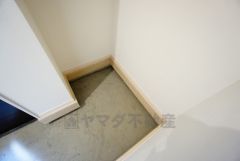 同仕様写真。ベビーカーや泥のついたおもちゃをしまうのに便利なスペースです。玄関周りをスッキリさせることが出来ます＾＾