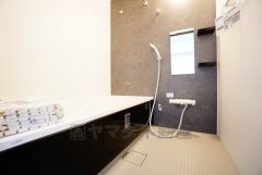 1日の疲れを癒すくつろぎのバスルーム。足を伸ばしてもゆったりと入れるサイズです。お子様と一緒にお風呂に入っても狭くないですね^^