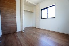 同仕様写真。住む人のこだわりを活かす洋室。日当たりがよく、寝室としての利用もおすすめ。広めのクローゼットには荷物をすっきり片付けられ、ゆとりのある暮らしが出来ます＾＾