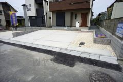 駐車スペースはゆとりある3台分を確保。マイカー用に、お客さま用に、余裕を持ってご利用いただけます。