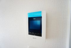防犯はもちろん、セールスマン対策にもなるモニター付きインターホンです。お子さん1人での留守番時にも活躍しそうです。