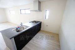 リビングにいるお子様を見守りながらお料理ができる対面キッチン。カウンタートップの汚れもサッと拭き取ることができ、お掃除ラクラク＾＾